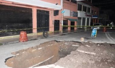 Enorme socavón en Nezahualcóyotl, afecta las instalaciones de la Cruz Roja
