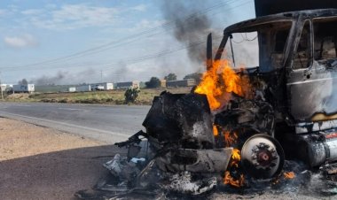 Delincuencia organizada bloquea carretera e incendia vehículos en Zacatecas 