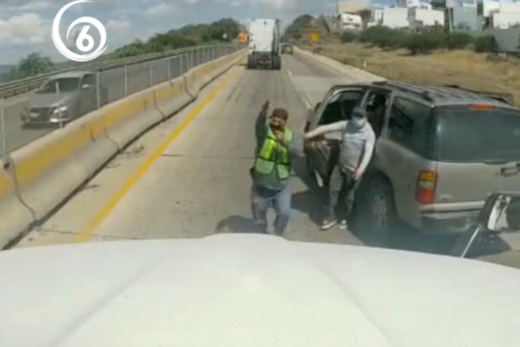 Sujetos armados interceptan y atracan un tráiler