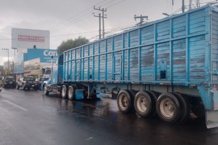 En Ecatepec, una balacera entre estatales y un trailero, dejó saldo de un policía herido