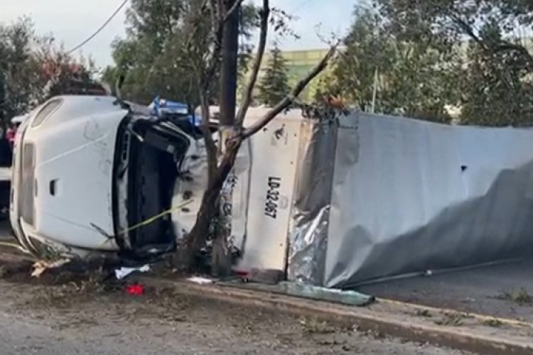 Vuelca camión de carga en Metepec; el chofer quedó prensado