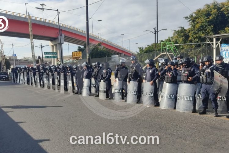 Bloquean laterales de la México-Puebla por desaparición de mujer en Valle de Chalco