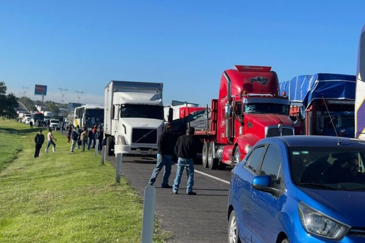 Bloqueo de transportistas en la México-Pachuca cumple 5 horas