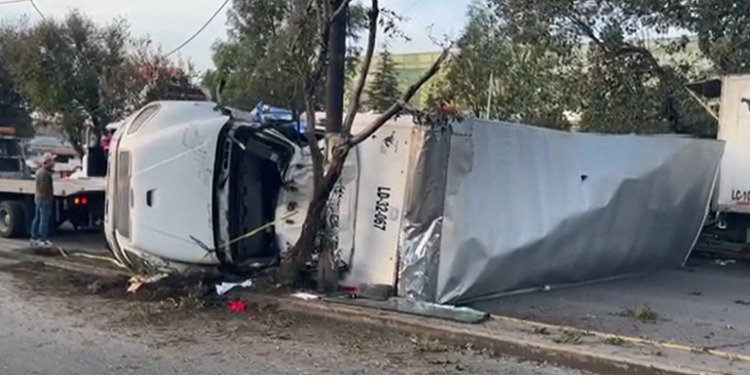 Vuelca camión de carga en Metepec; el chofer quedó prensado