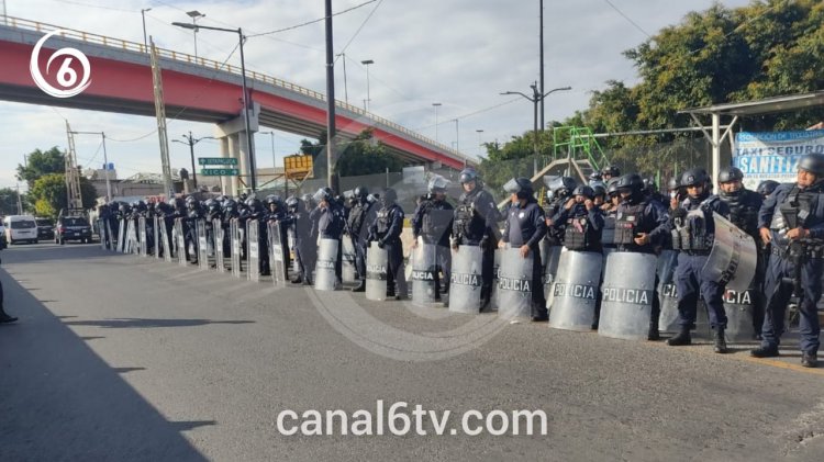 Bloquean laterales de la México-Puebla por desaparición de mujer en Valle de Chalco