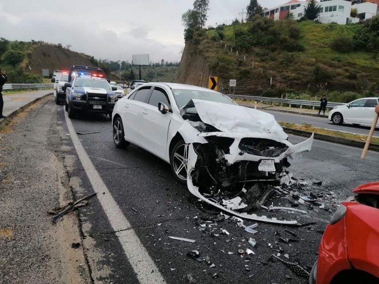 Fuerte choque en Naucalpan deja un muerto y dos heridos.