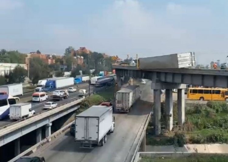 Tráiler vuelca y queda colgando de puente en la México-Querétaro