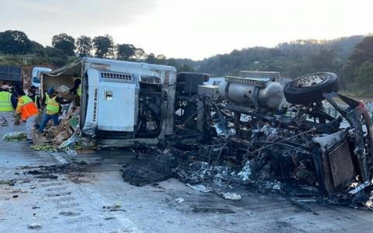 Vuelca y se incendia tráiler de fruta en la México-Puebla