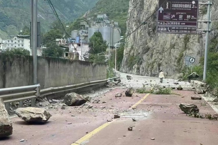 Sismo de magnitud 6.8 azota provincia china de Sichuan  