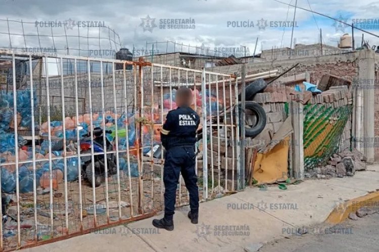 Policías encuentran moto robada dentro de un predio baldío en Valle de Chalco