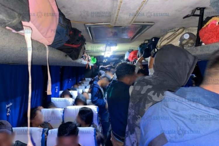 Rescatan a 44 migrantes en Huehuetoca, transportados en camión de pasajeros; hay tres detenidos