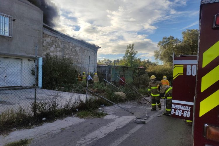 Autoridades de Tecámac sofocan incendio en fábrica de pinturas