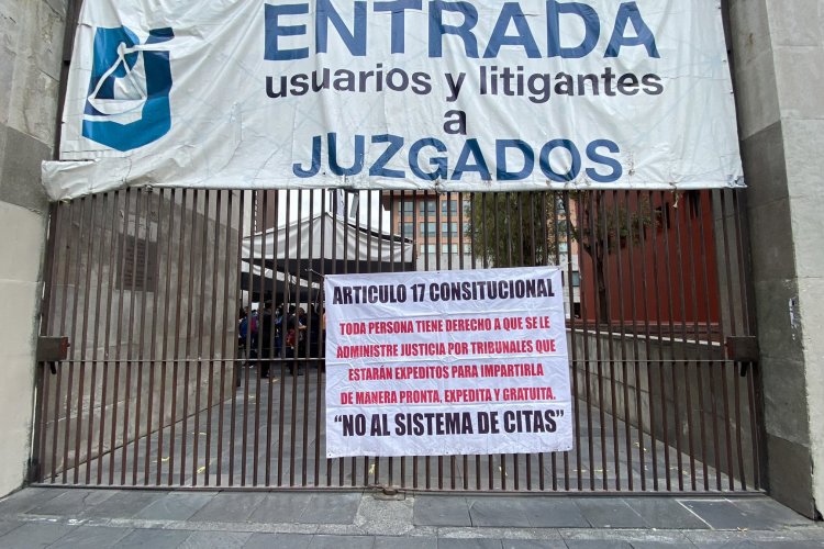Abogados bloquean avenida Juárez