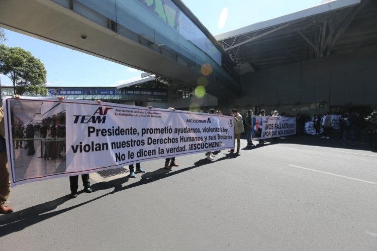 Jubilados de Mexicana de Aviación bloquean acceso a AICM