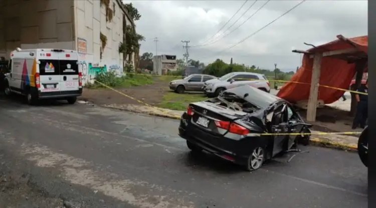 Muere doctora al caer en su auto de puente vehicular en Tlalmanalco 