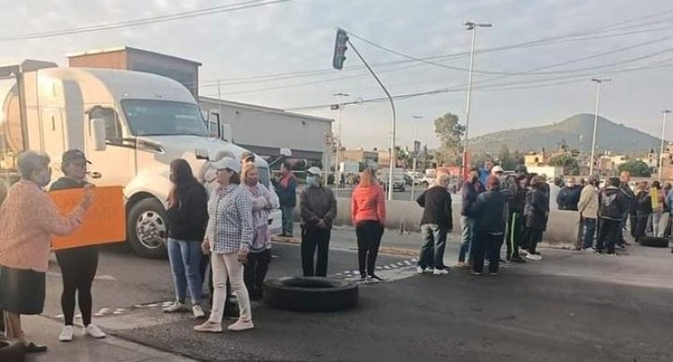 Habitantes de Ecatepec bloquean vialidad ante falta de suministro de agua