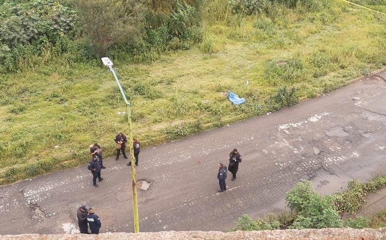 Encuentran cuerpo decapitado en un baldío de Coacalco