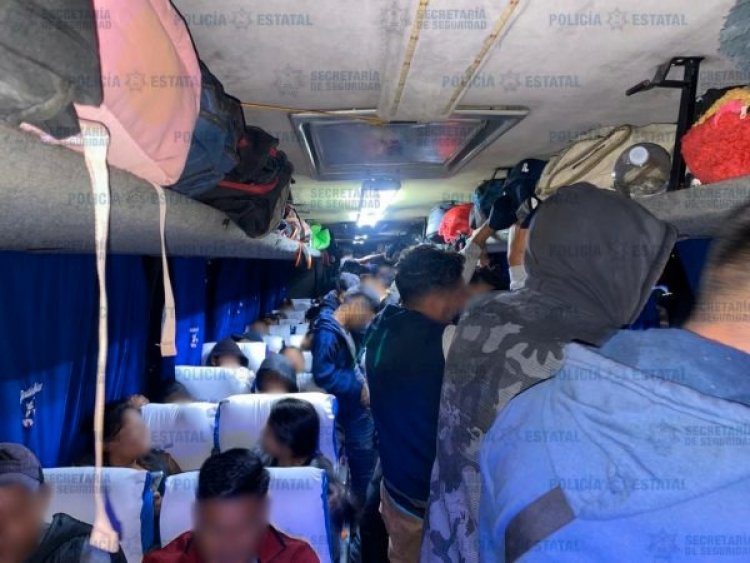 Rescatan a 44 migrantes en Huehuetoca, transportados en camión de pasajeros; hay tres detenidos