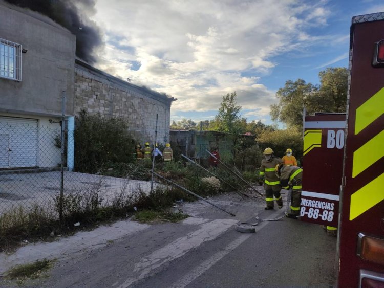 Autoridades de Tecámac sofocan incendio en fábrica de pinturas