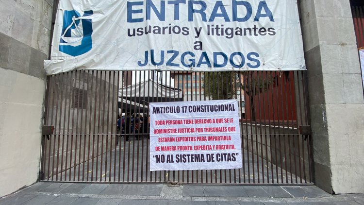 Abogados bloquean avenida Juárez