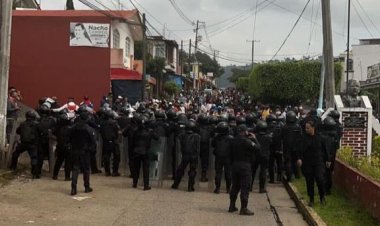 CNTE y policías se enfrentan en Michoacán