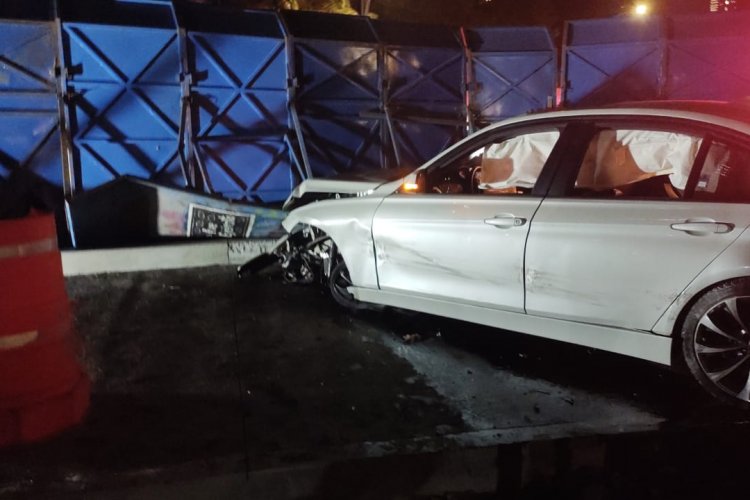 Auto BMW choca contra muro en Paseo de la Reforma