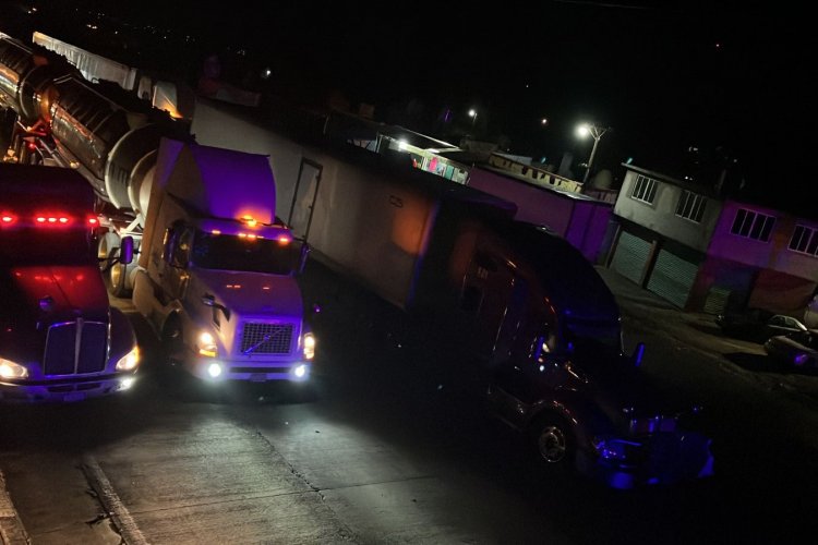 Cierran carretera Toluca-Palmillas por fuga en ducto de Pemex