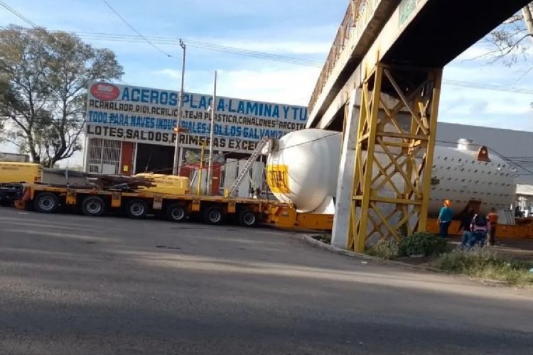 Pipa de Pemex se atora en puente de la Texcoco-Lechería