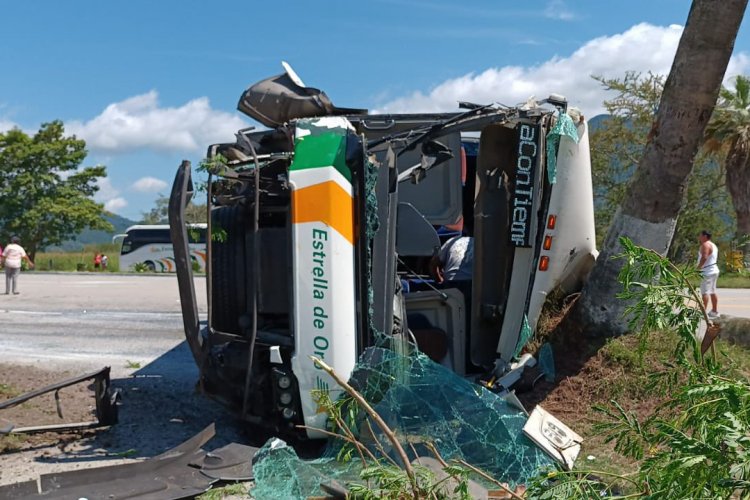 Autobús sufre volcadura en la México-Acapulco