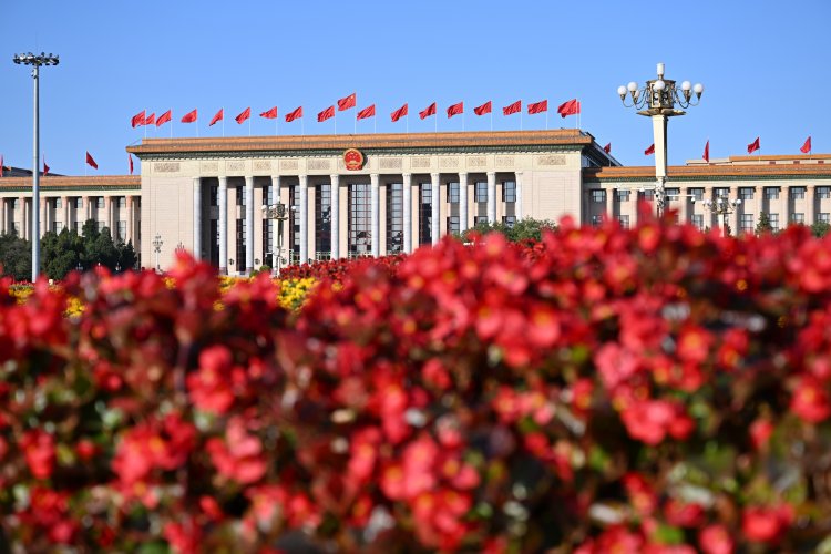 El Salón del Pueblo, una cámara de banderas rojas en Pekín