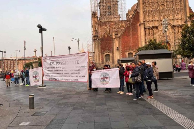 Pensionados de Veracruz protestan por adeudos