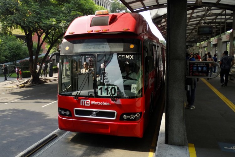 Metrobús ajusta horarios por Día de Muertos