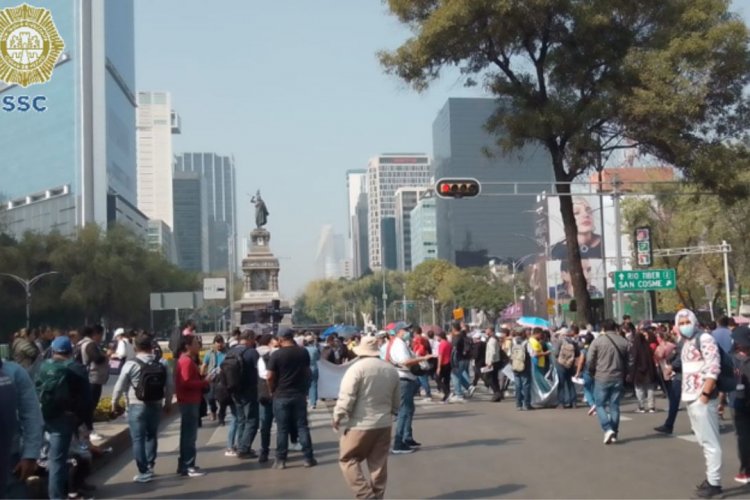 Docentes de la CNTE protestan en Reforma