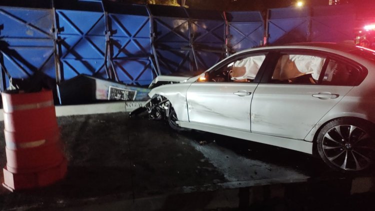 Auto BMW choca contra muro en Paseo de la Reforma