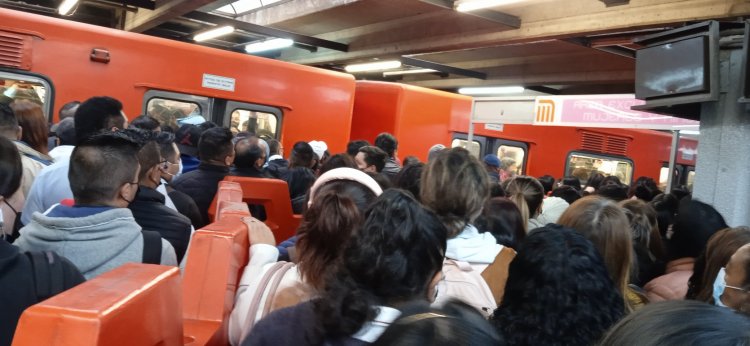 Reportan retrasos y caos en Línea 9 del Metro