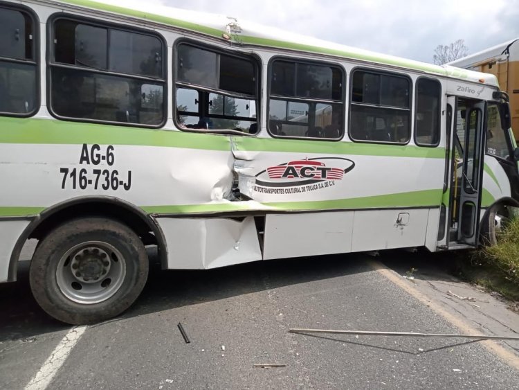 Tráiler choca con autobús de pasajeros en Toluca