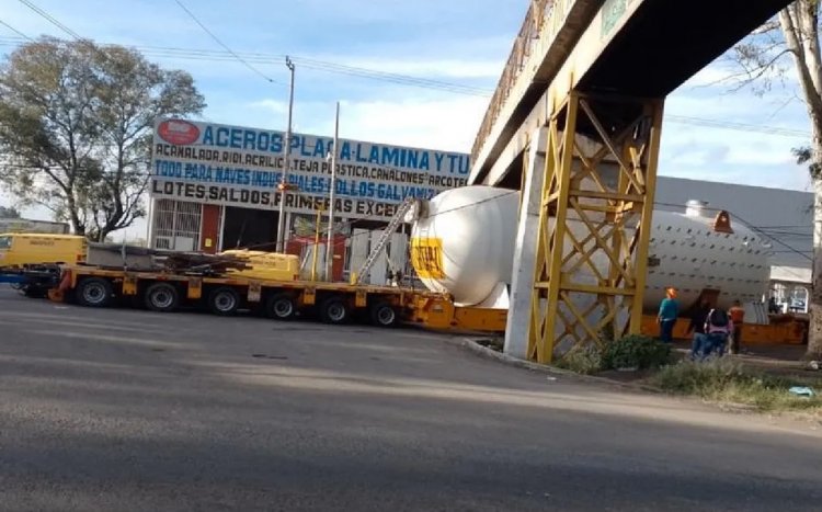 Pipa de Pemex se atora en puente de la Texcoco-Lechería
