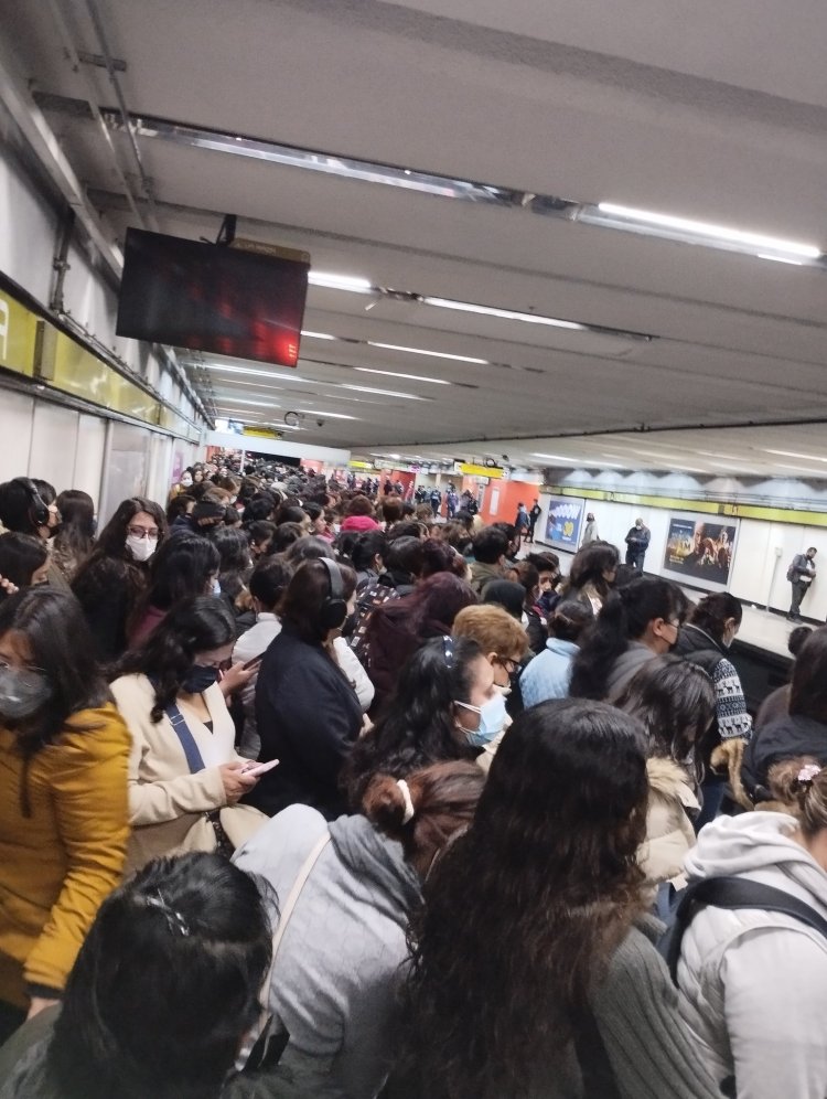 Caos en Línea 3 del Metro por caída de celular