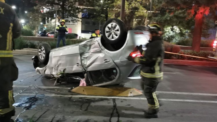 Aparatosa volcadura en av. Chapultepec