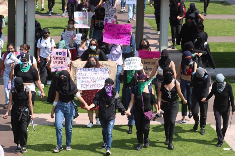 Feministas protestan por agresión a estudiante del CCH Sur