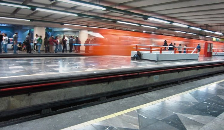 Persona se suicida en la L9 del Metro