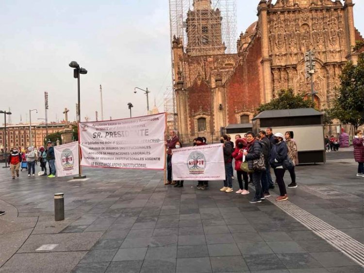 Pensionados de Veracruz protestan por adeudos