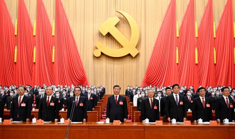Pie de foto: El buró político y el Comité del PCCh encabezan histórica reunión
