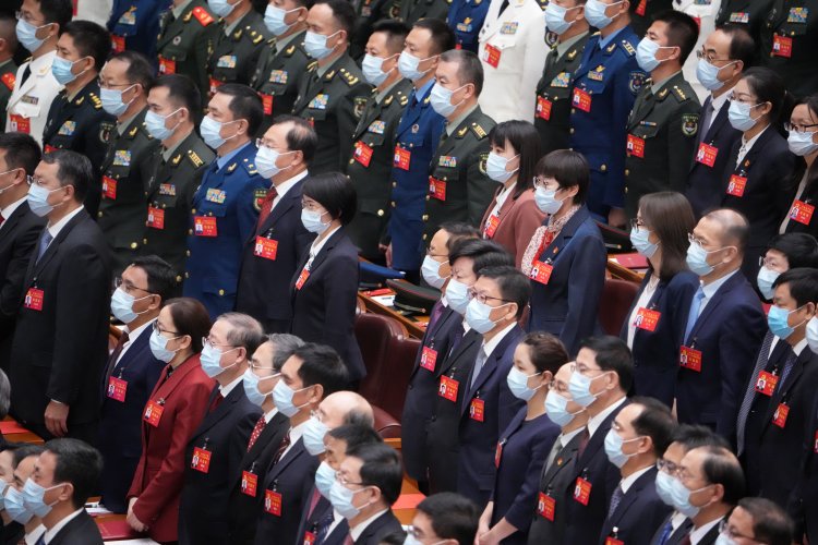 Pie de foto: Delegados escuchan a Xi Jinping, secretario general del PCCh, en el Salón del Pueblo, Beijing
