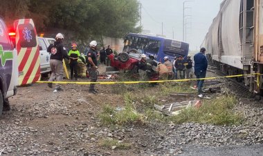 Tren impacta a camión y auto; hay 19 heridos