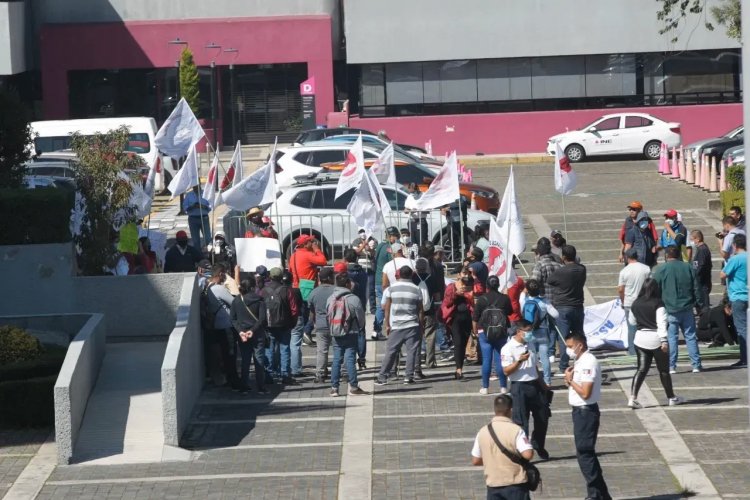 Protestan en las instalaciones del INE