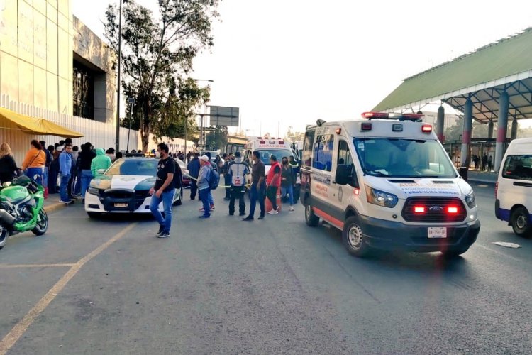 Auto arrolla a tres personas frente a Metro Villa de Aragón