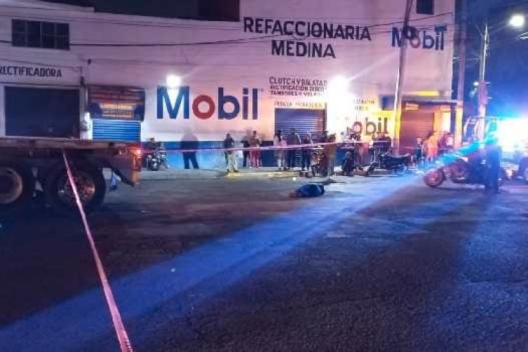 Tráiler mata a mujer motociclista en la Vía Morelos