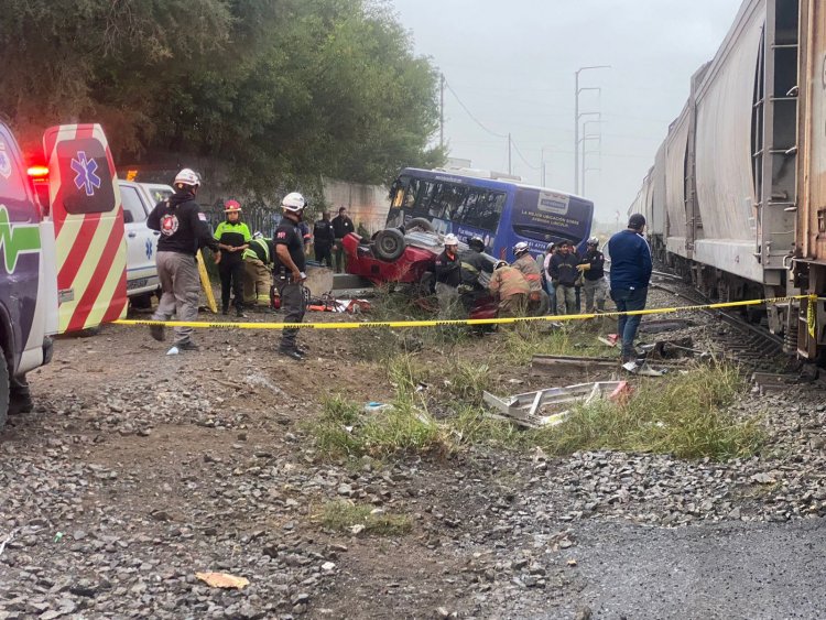 Tren impacta a camión y auto; hay 19 heridos