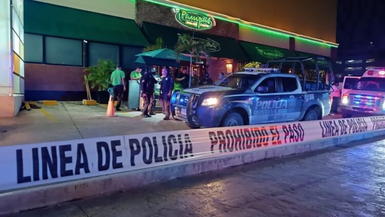 Riña en restaurante de Cancún deja un muerto